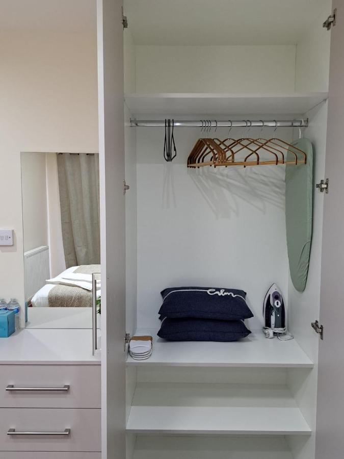 Modern 2 Bed 2 Bath Apartment Free Parking Watford  Buitenkant foto
